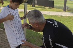 Tcnico Tiago Nunes autografa camisa de torcedor no CT