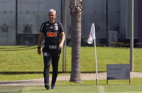 Tiago Nunes caminha no Campo 2 do CT Joaquim Grava