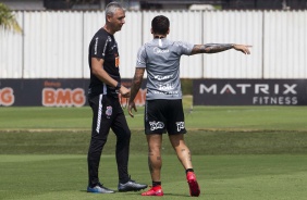 Tiago Nunes e Fagner conversam durante treino no CT