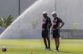 Tiago Nunes e Kelly Guimarães no gramado do CT nesta sexta-feira