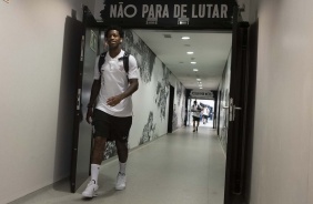 Zagueiro Gil na chegada  Arena Corinthians neste domingo