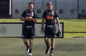 Auxiliares tcnicos de Tiago Nunes no gramado do CT