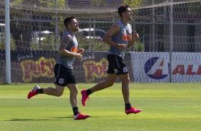 Danilo Avelar e Ramiro no gramado do CT Joaquim Grava