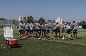 Jogadores do Corinthians antes do treino deste sbado