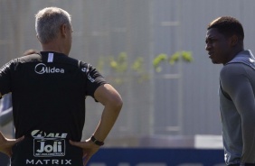 Tiago Nunes conversa com Yony Gonzlez em treino do Corinthians