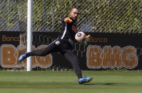 Walter durante treino no CT Joaquim Grava