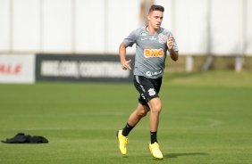 Lateral Lucas Piton no CT Joaquim Grava em dia de testes físico