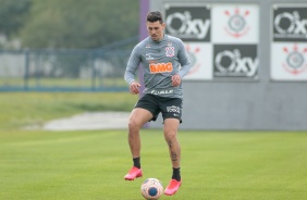 Danilo Avelar no treino desta quinta-feira no CT