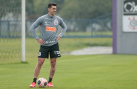 Danilo Avelar no treino desta quinta-feira no CT