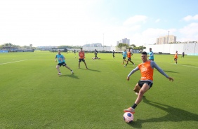 Jogadores no treino desta quinta-feira no CT