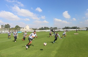 Jogadores no treino desta quinta-feira no CT