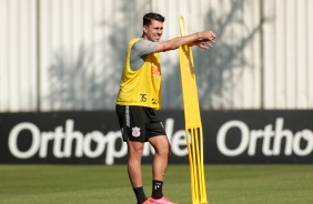Danilo Avelar no treino desta quarta-feira no CT