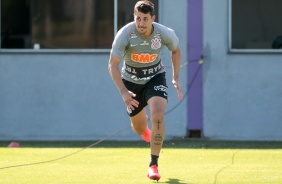 Danilo Avelar no treino da manh desta segunda-feira (13), no CT Dr. Joaquim Grava