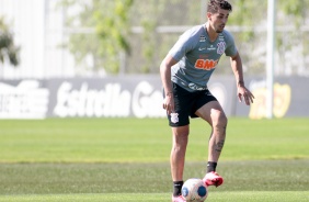 Danilo Avelar no treino da manh desta segunda-feira (13), no CT Dr. Joaquim Grava