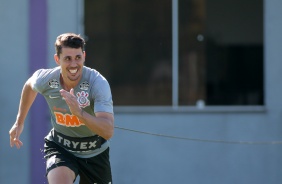 Danilo no treino da manh desta segunda-feira (13), no CT Dr. Joaquim Grava