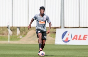 Gil no treino da manh desta segunda-feira (13), no CT Dr. Joaquim Grava