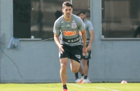 Danilo Avelar na atividade da manh deste sbado (18), no CT Dr. Joaquim Grava