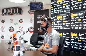 Danilo Avelar concede entrevista no CT Joaquim Grava