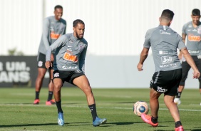 Everaldo no ltimo treino do Corinthians antes do Drbi desta quarta-feira