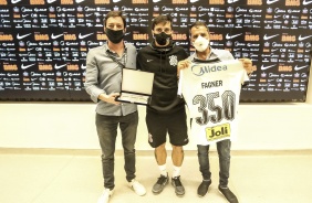 Fagner recebe camisa e placa comemorativas aos seus 350 jogos pelo Corinthians