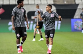 Gil e Gabriel no aquecimento para duelo contra o Palmeiras, na Arena Corinthians
