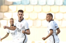 Danilo Avelar comemorando seu gol marcado contra o Oeste pelo Campeonato Paulista