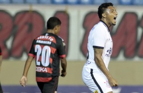 Éderson comemorando seu gol marcado contra o Oeste pelo Campeonato Paulista