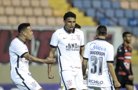 Éderson comemorando seu gol marcado contra o Oeste pelo Campeonato Paulista