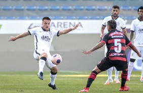 Ramiro disputa jogada na partida contra o Oeste pelo Campeonato Paulista