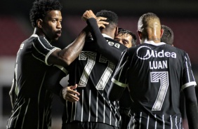 Elenco comemorando o gol de J contra o Red Bull Bragantino