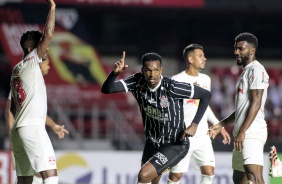 J no duelo contra o RB Bragantino comemorando seu gol