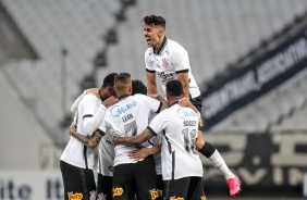 Avelar comemorando com companheiros o gol de Éderson, contra o Mirassol