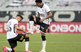 Avelar e Éderson comemorando gol contra o Mirassol