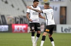 Éderson e Janderson comemorando gol contra o Mirassol