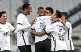 Elenco comemorando gol de Éderson contra o Mirassol