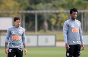 Fagner e Gil no último treino do Corinthians antes do jogo contra o Mirassol