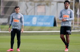 Fagner e Gil no último treino do Corinthians antes do jogo contra o Mirassol
