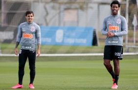 Fagner e Gil no ltimo treino do Corinthians antes do jogo contra o Mirassol