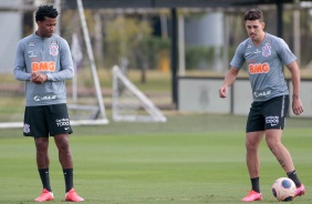 Gil e AVelar no último treino do Corinthians antes do jogo contra o Mirassol