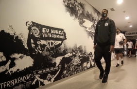 Jô chegando para o jogo contra o Mirassol, pela semifinal do Paulistão