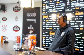 Jô na coletiva após o treino no CT Joaquim Grava