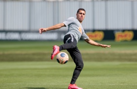 Volante Gabriel no último treino do Corinthians antes do jogo contra o Mirassol