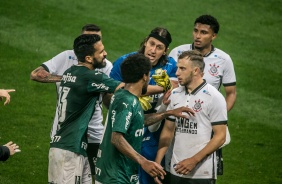 Cássio e Carlos Augusto durante jogo contra o Palmeiras, pela final do Paulistão 2020