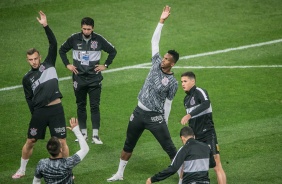 Jogadores no aquecimento para duelo contra o Palmeiras, pela final do Paulistão