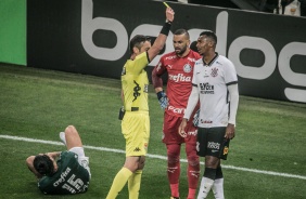 Jô recebe amarelo durante a final do Paulistão 2020