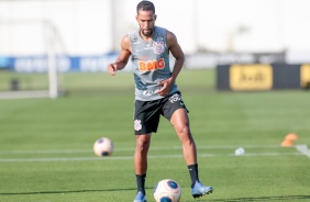 Everaldo no treino desta quinta-feira no CT Joaquim Grava