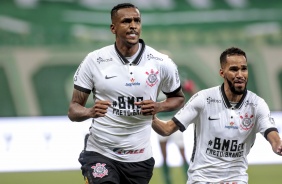Jô comemora com Everaldo seu gol no duelo contra o Palmeiras, pela final do Paulistão