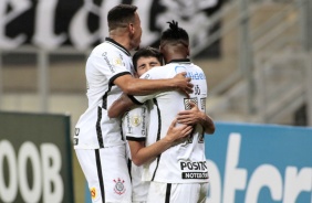 Araos comemorando seu gol no jogo contra o Atltico Mineiro, pelo Brasileiro