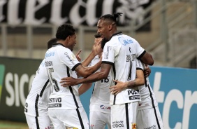 Araos e companheiros comemorando seu gol contra o Atltico Mineiro