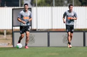 Danilo Avelar e Mateus Vital na atividade da manhã desta segunda-feira no CT Dr. Joaquim Grava